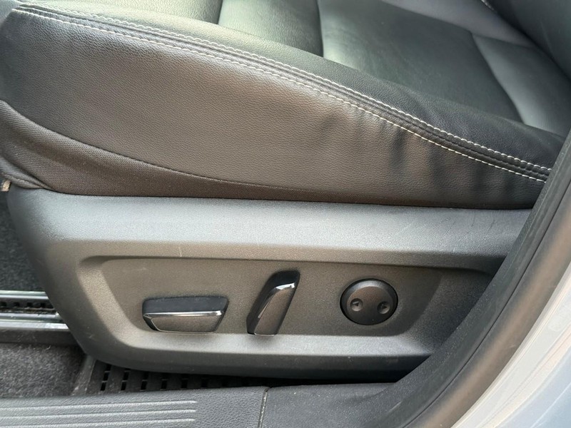 Nissan Rogue Vehicle Full-screen Gallery Image 22