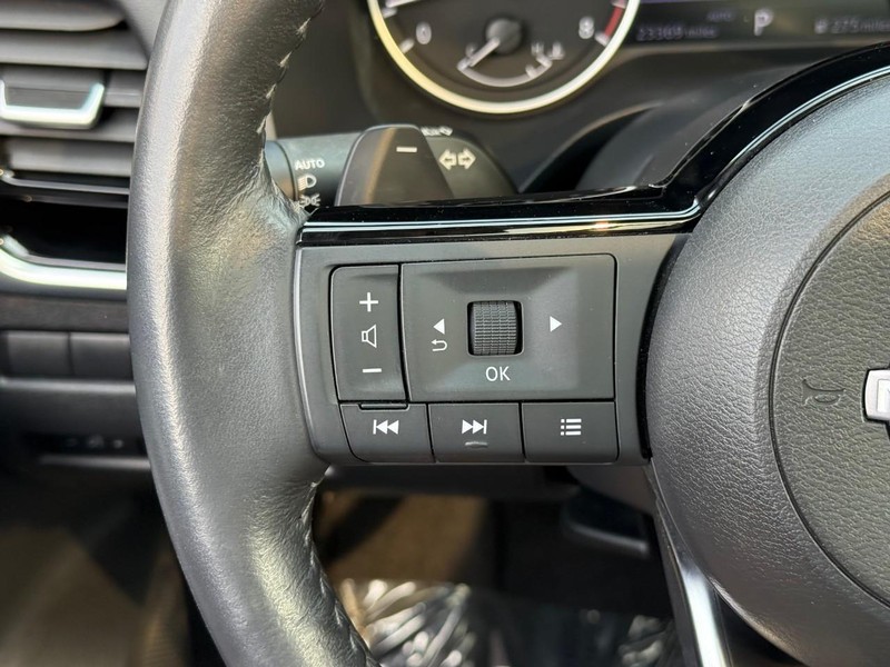 Nissan Rogue Vehicle Full-screen Gallery Image 23