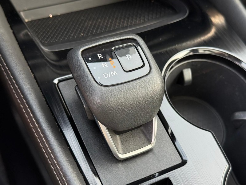 Nissan Rogue Vehicle Full-screen Gallery Image 25