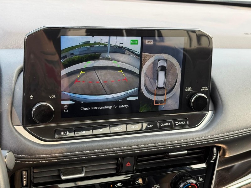 Nissan Rogue Vehicle Full-screen Gallery Image 28