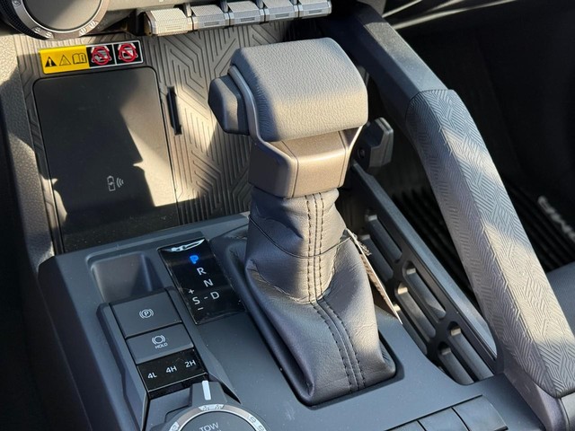 2025 Toyota Tacoma SR5 - Photo 18