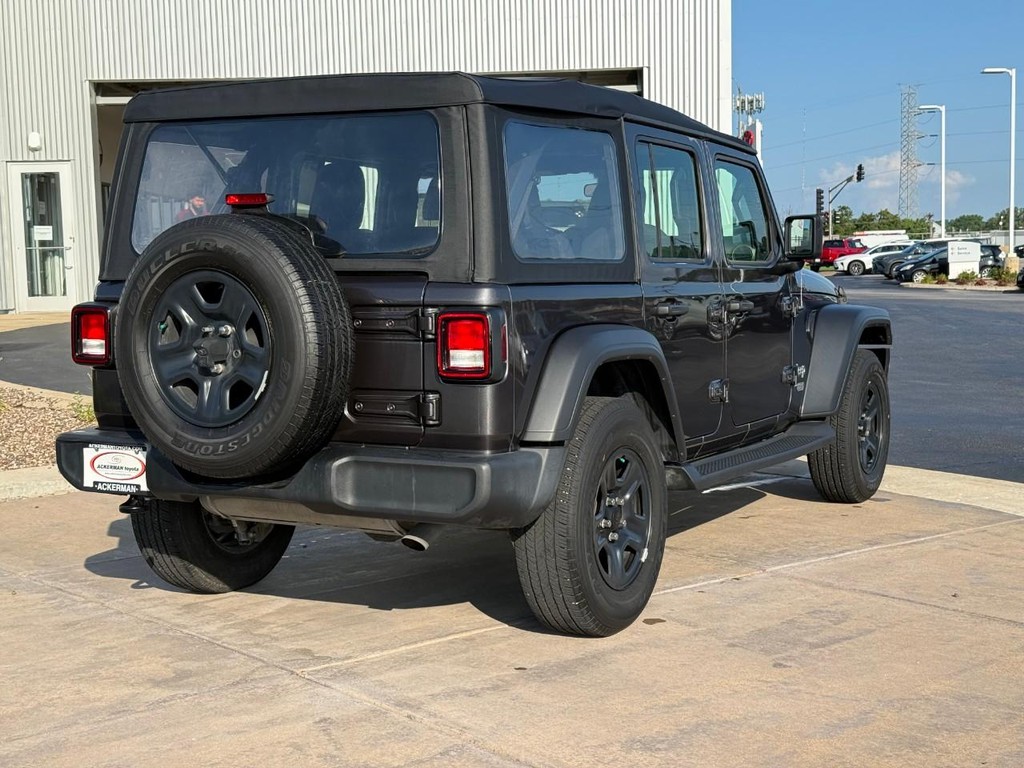 Jeep Wrangler Vehicle Full-screen Gallery Image 03