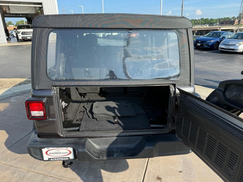 Jeep Wrangler Vehicle Full-screen Gallery Image 05