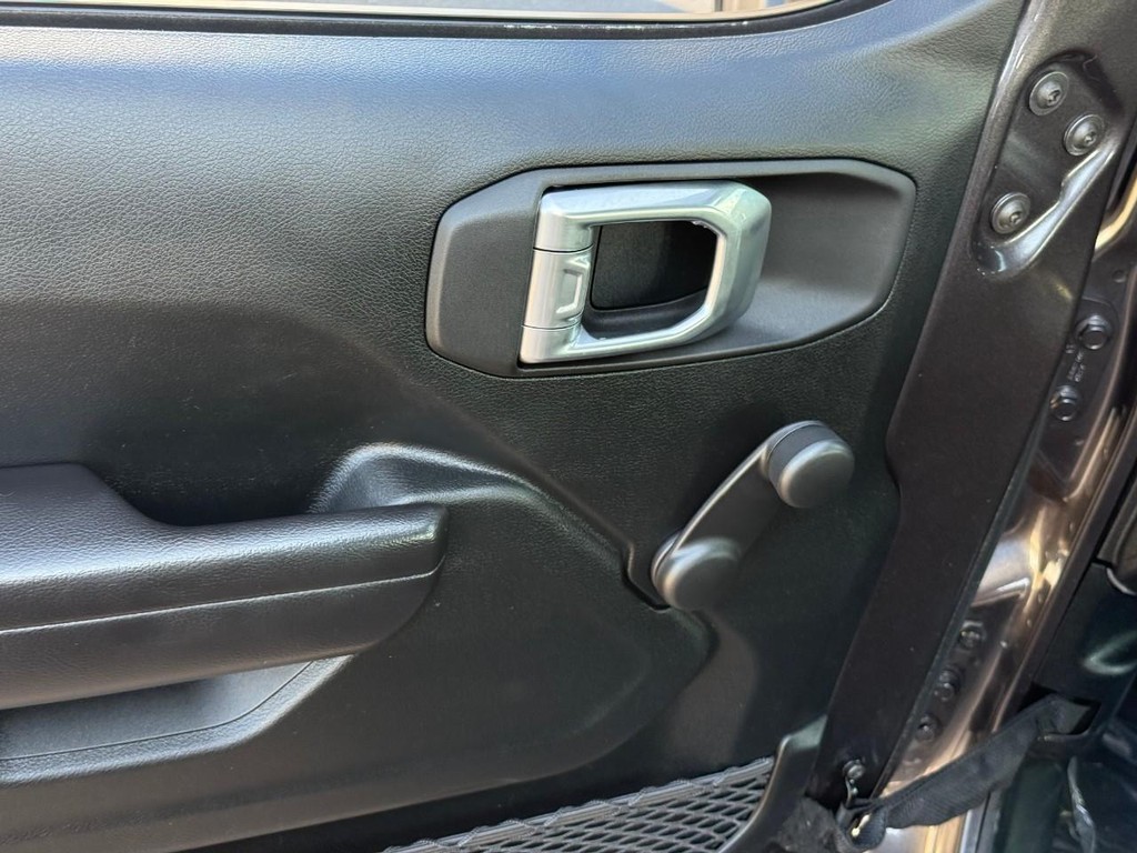 Jeep Wrangler Vehicle Full-screen Gallery Image 15