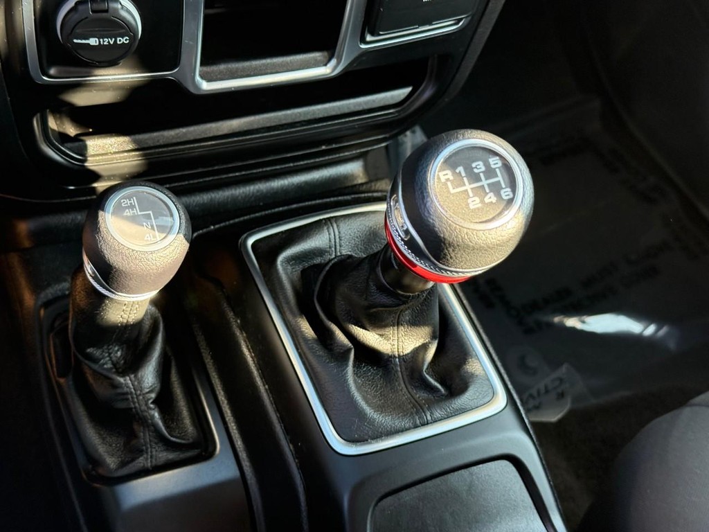 Jeep Wrangler Vehicle Full-screen Gallery Image 20