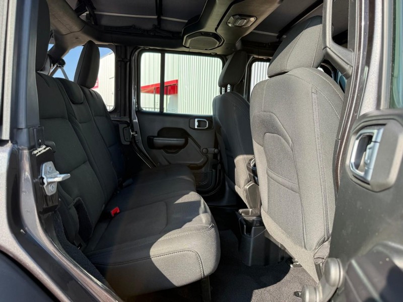 Jeep Wrangler Vehicle Full-screen Gallery Image 10