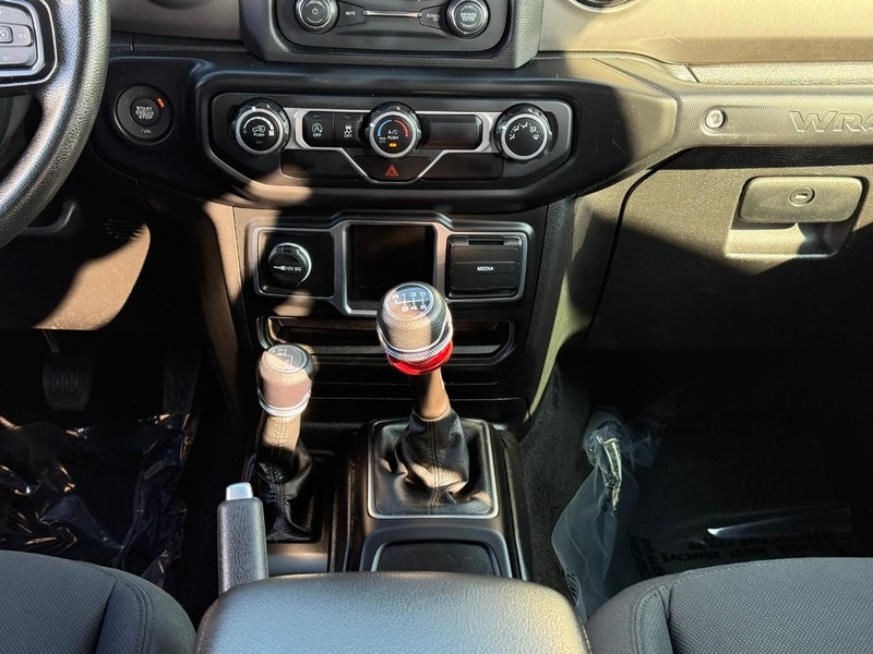 Jeep Wrangler Vehicle Full-screen Gallery Image 14