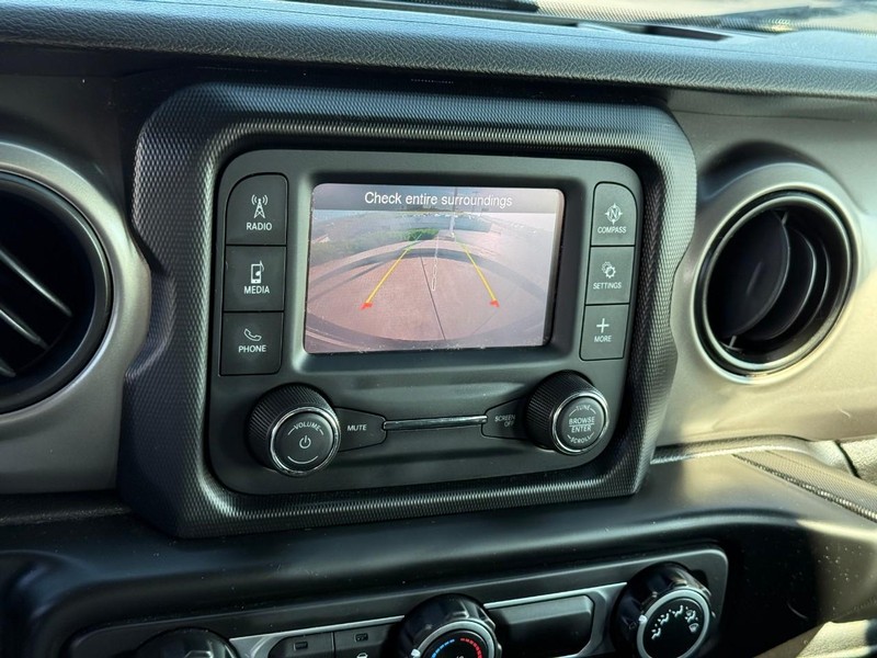 Jeep Wrangler Vehicle Full-screen Gallery Image 21