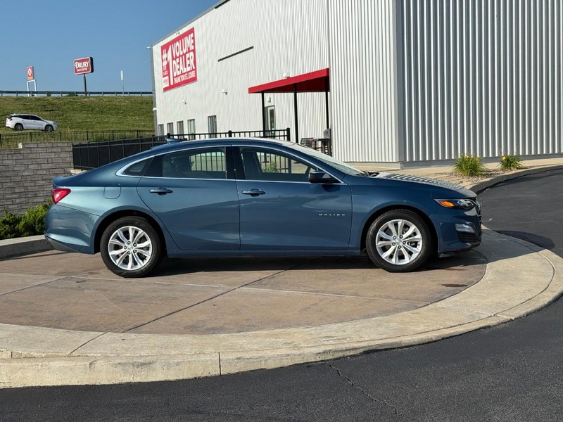 Chevrolet Malibu Vehicle Full-screen Gallery Image 02