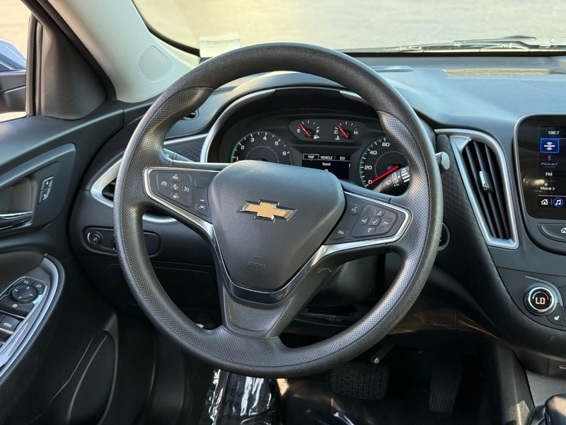 Chevrolet Malibu Vehicle Full-screen Gallery Image 14