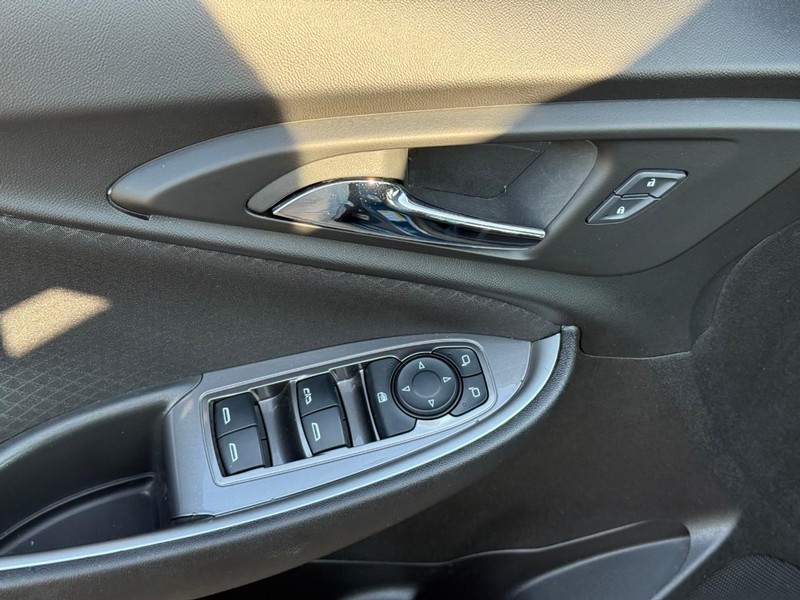 Chevrolet Malibu Vehicle Full-screen Gallery Image 17