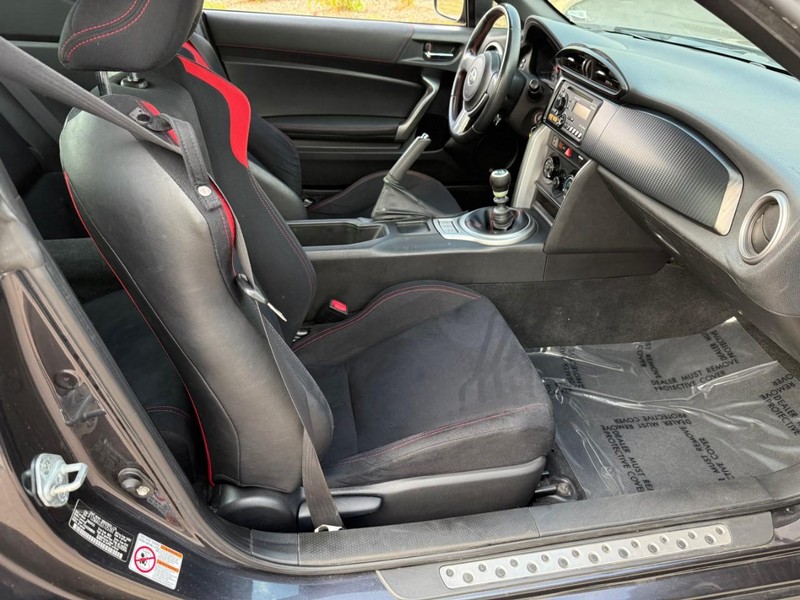 Scion FR-S Vehicle Full-screen Gallery Image 09