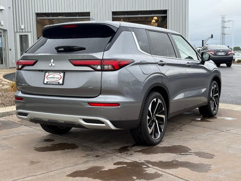 Mitsubishi Outlander Vehicle Full-screen Gallery Image 03