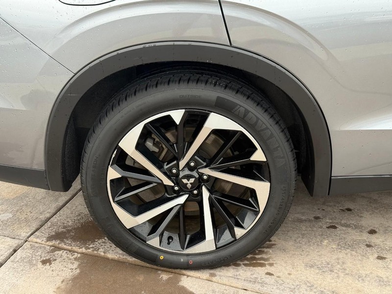 Mitsubishi Outlander Vehicle Full-screen Gallery Image 04