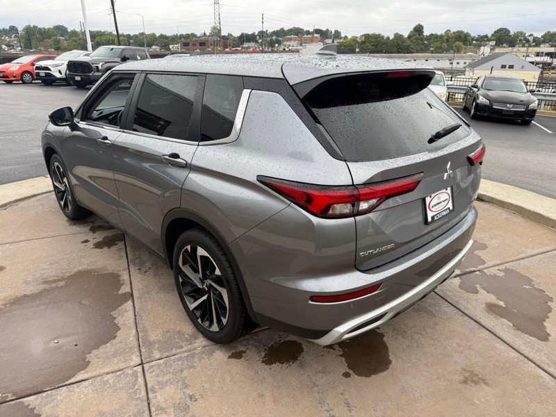 Mitsubishi Outlander Vehicle Full-screen Gallery Image 05