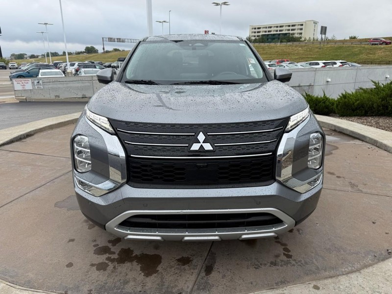 Mitsubishi Outlander Vehicle Full-screen Gallery Image 10