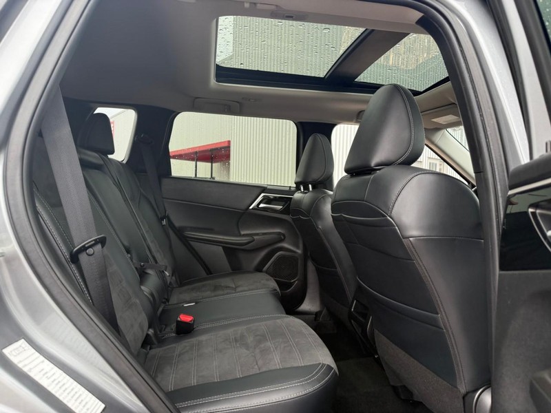 Mitsubishi Outlander Vehicle Full-screen Gallery Image 11