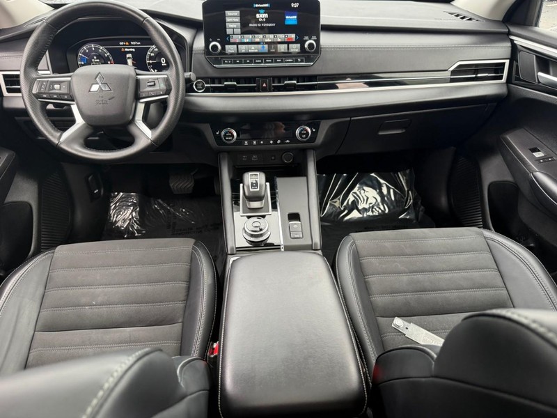 Mitsubishi Outlander Vehicle Full-screen Gallery Image 12