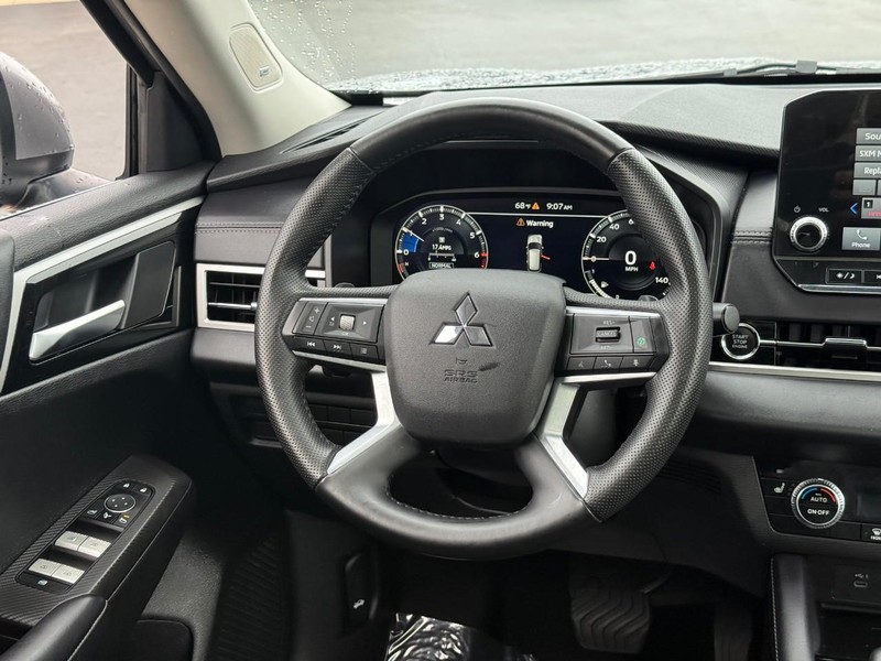 Mitsubishi Outlander Vehicle Full-screen Gallery Image 13