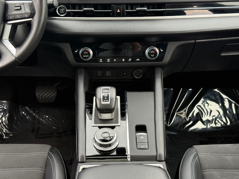 Mitsubishi Outlander Vehicle Full-screen Gallery Image 16