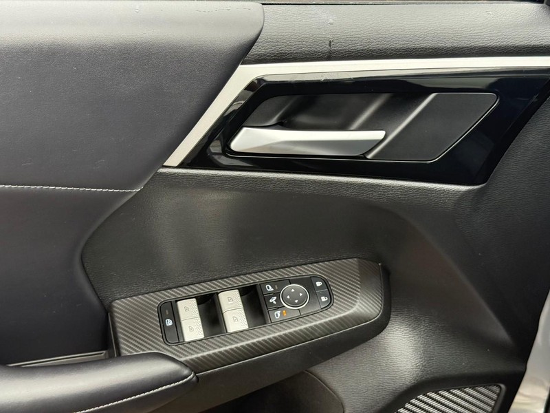 Mitsubishi Outlander Vehicle Full-screen Gallery Image 17