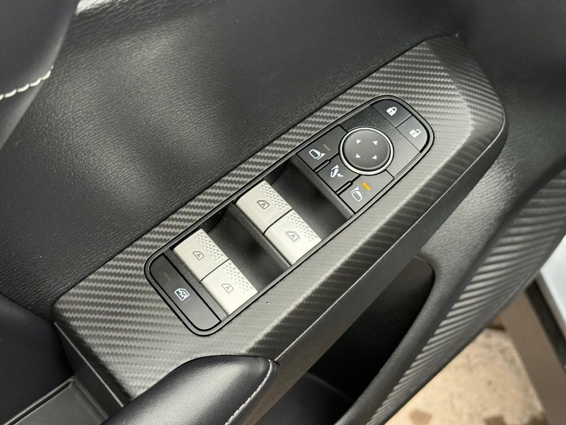 Mitsubishi Outlander Vehicle Full-screen Gallery Image 18