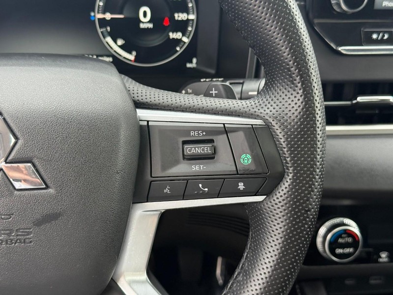 Mitsubishi Outlander Vehicle Full-screen Gallery Image 23