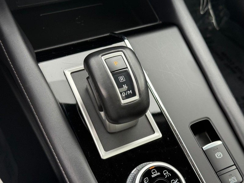 Mitsubishi Outlander Vehicle Full-screen Gallery Image 24