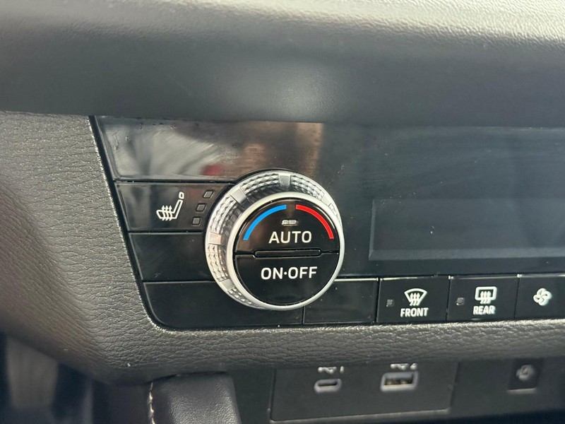 Mitsubishi Outlander Vehicle Full-screen Gallery Image 25