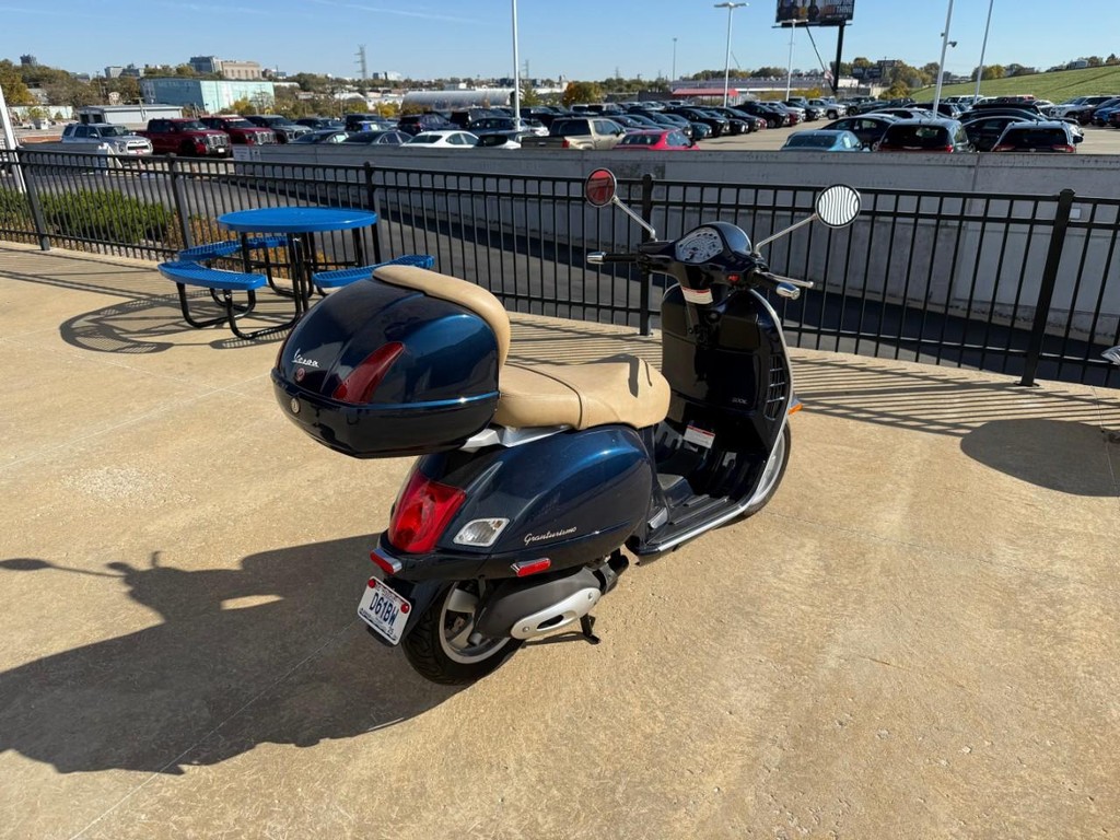 Vespa  Vehicle Full-screen Gallery Image 02