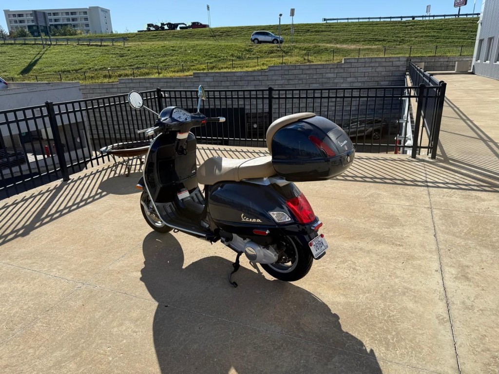 Vespa  Vehicle Full-screen Gallery Image 03