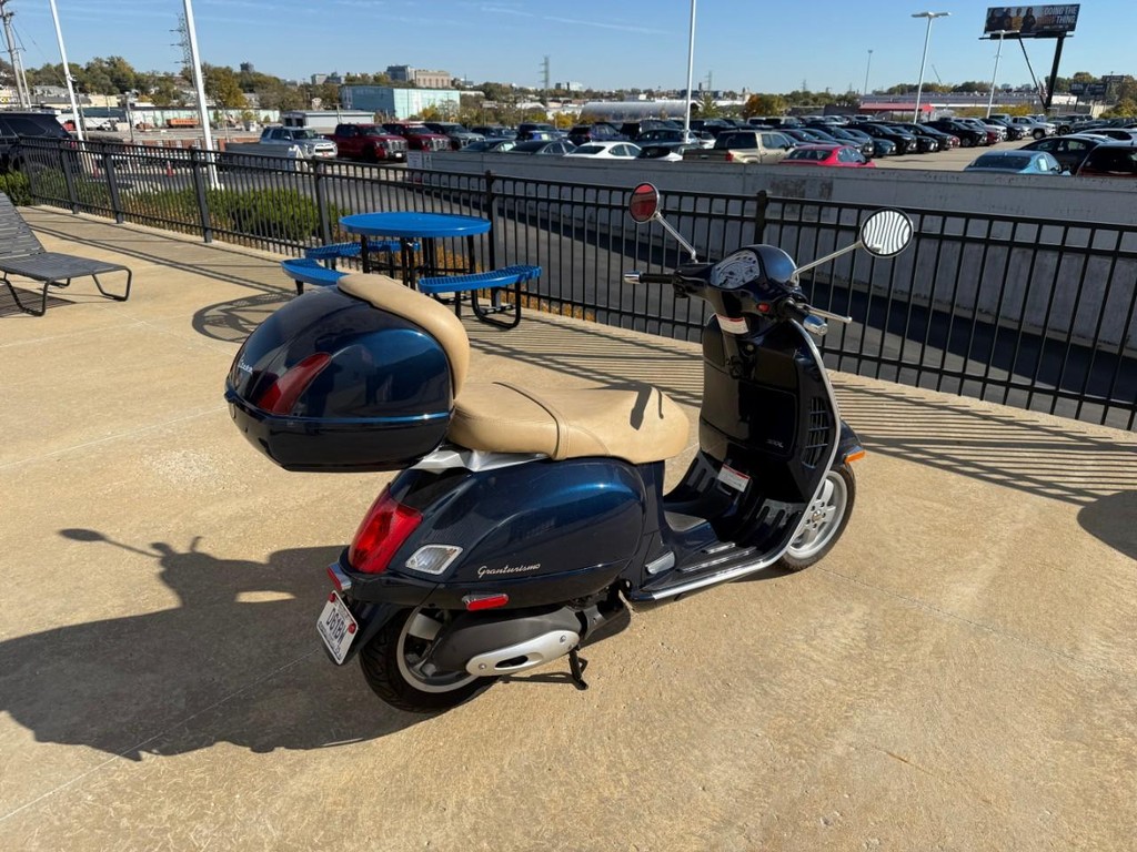 Vespa  Vehicle Full-screen Gallery Image 04