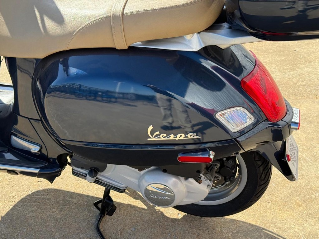 Vespa  Vehicle Full-screen Gallery Image 05