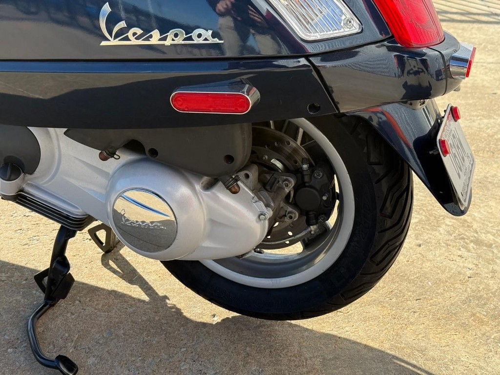 Vespa  Vehicle Full-screen Gallery Image 06