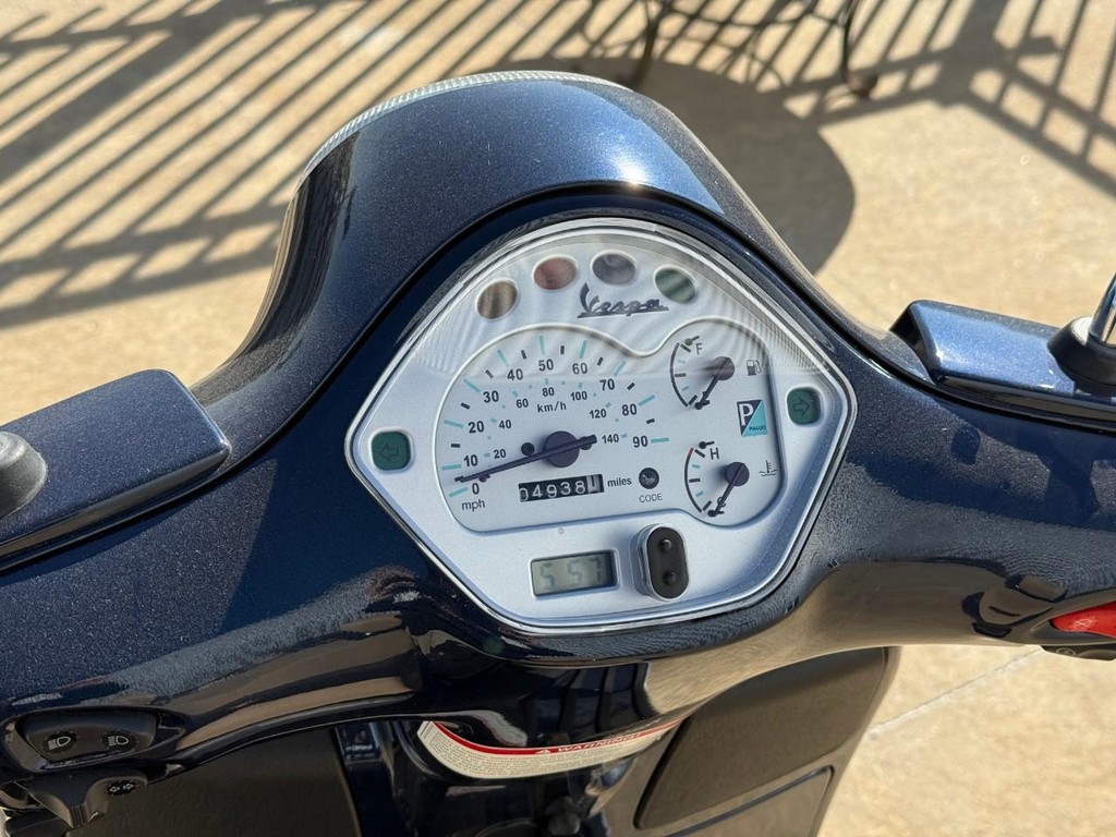 Vespa  Vehicle Full-screen Gallery Image 07