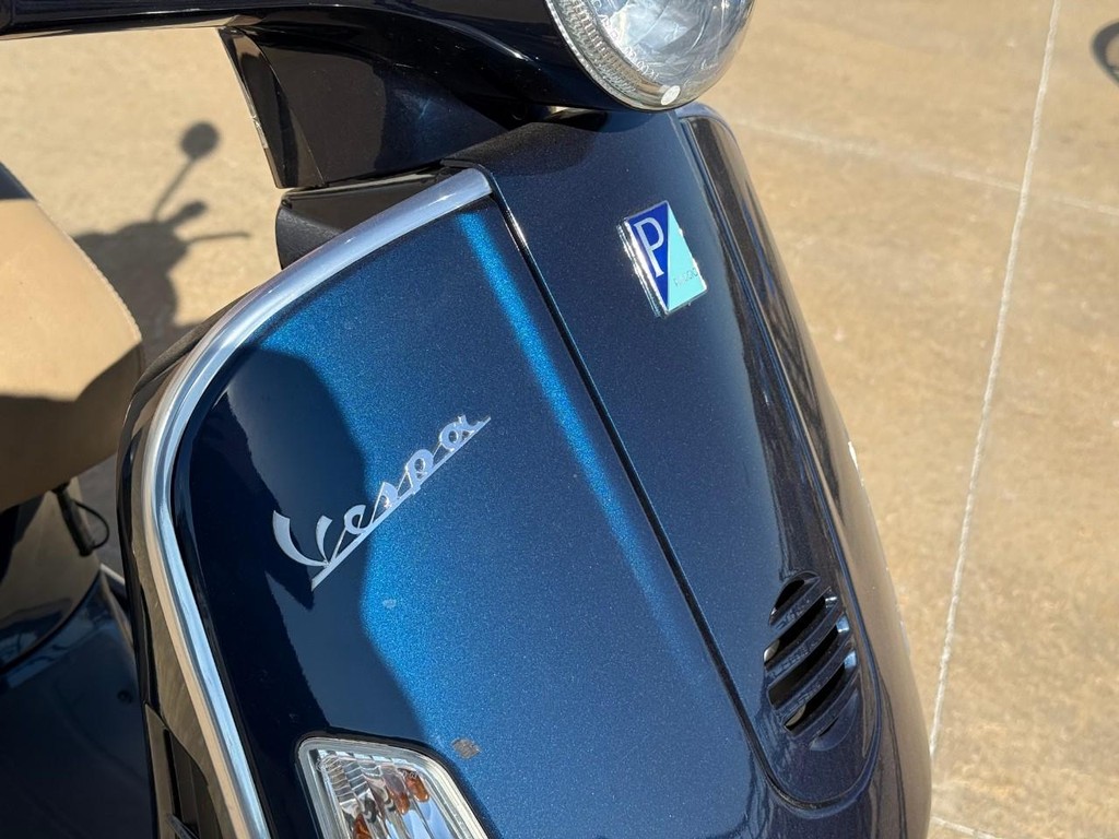 Vespa  Vehicle Full-screen Gallery Image 08