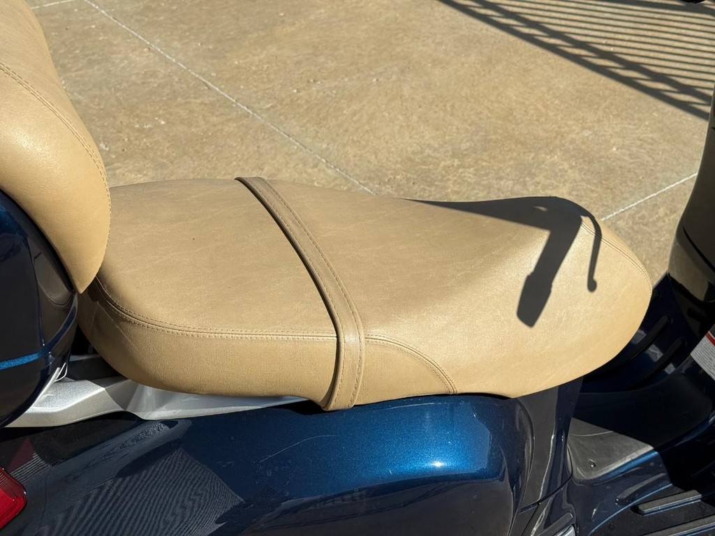 Vespa  Vehicle Full-screen Gallery Image 09