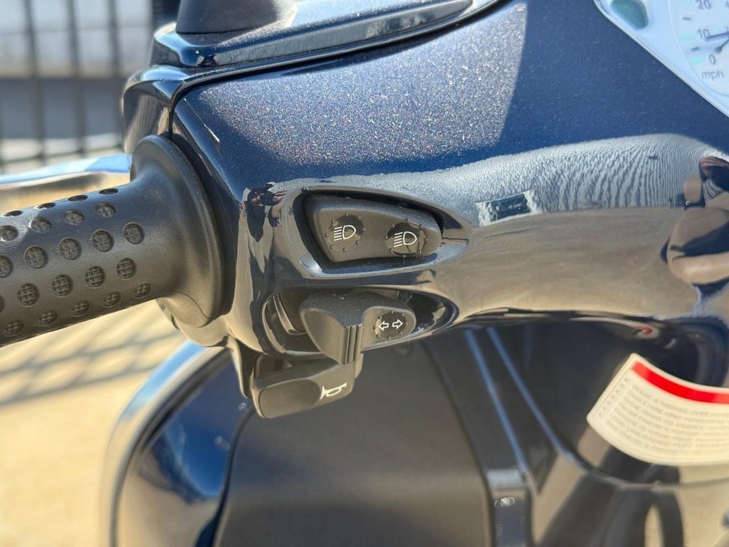 Vespa  Vehicle Full-screen Gallery Image 10