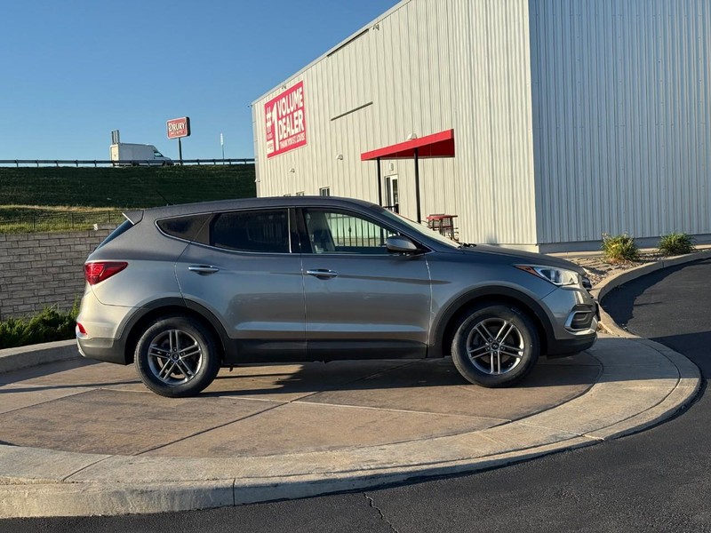 Hyundai Santa Fe Sport Vehicle Full-screen Gallery Image 02