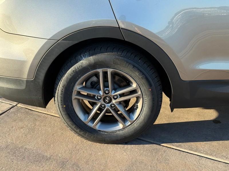 Hyundai Santa Fe Sport Vehicle Full-screen Gallery Image 04