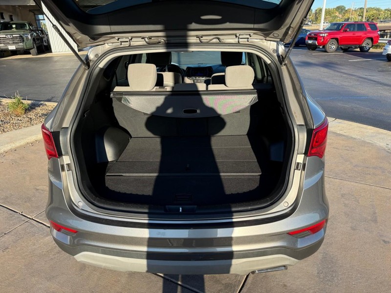 Hyundai Santa Fe Sport Vehicle Full-screen Gallery Image 05