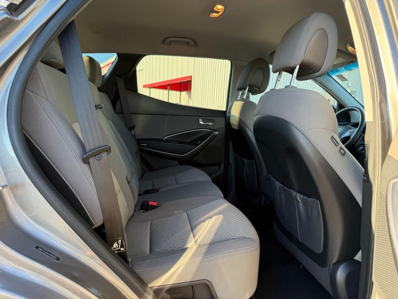 Hyundai Santa Fe Sport Vehicle Full-screen Gallery Image 10