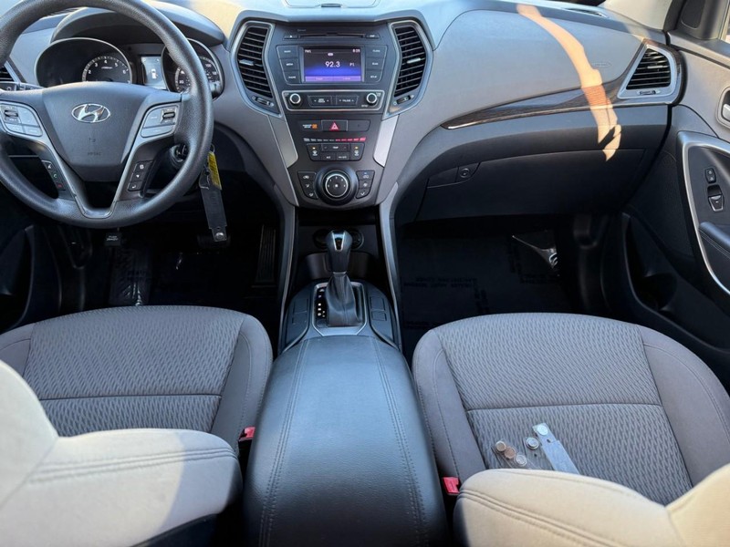 Hyundai Santa Fe Sport Vehicle Full-screen Gallery Image 11