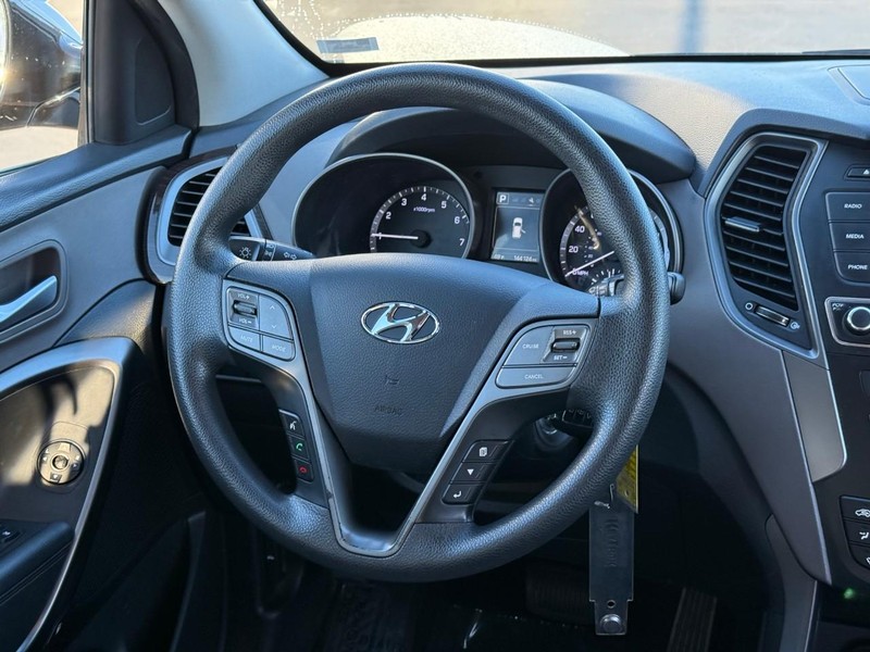 Hyundai Santa Fe Sport Vehicle Full-screen Gallery Image 12