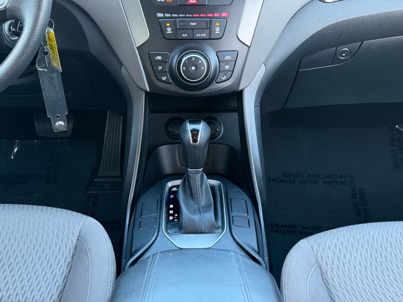 Hyundai Santa Fe Sport Vehicle Full-screen Gallery Image 15