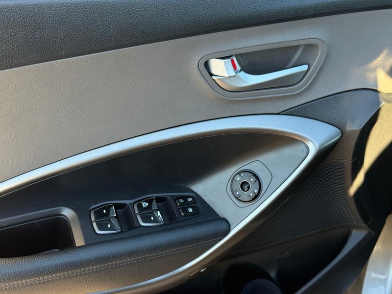 Hyundai Santa Fe Sport Vehicle Full-screen Gallery Image 16