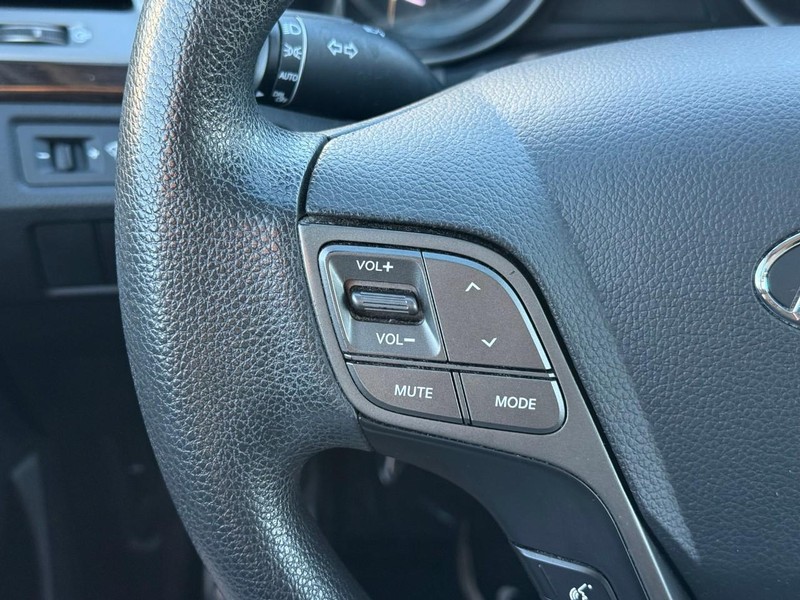 Hyundai Santa Fe Sport Vehicle Full-screen Gallery Image 18