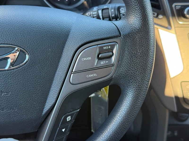 Hyundai Santa Fe Sport Vehicle Full-screen Gallery Image 19