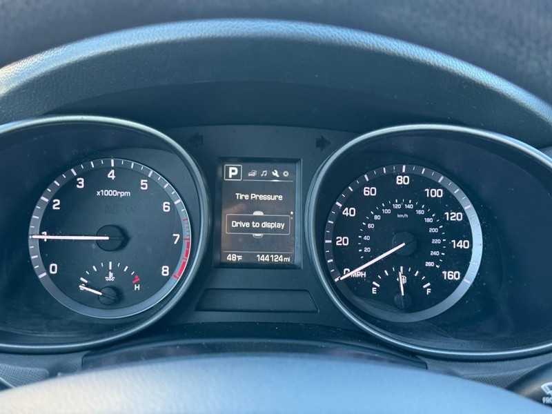 Hyundai Santa Fe Sport Vehicle Full-screen Gallery Image 20