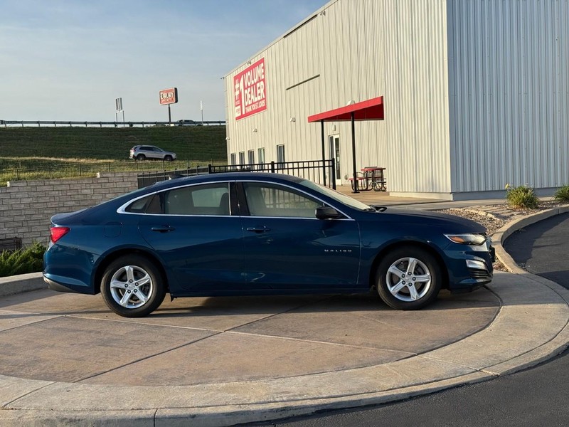Chevrolet Malibu Vehicle Full-screen Gallery Image 02